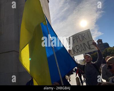 Ukrainisch-Amerikaner und ihre Anhänger versammeln sich am Samstag, dem 22. Oktober 2022, im Washington Square Park in New York, um gegen die russische Invasion in der Ukraine und den Einsatz iranischer „Kamikaze“-Drohnen durch Russland zu protestieren. (© Frances M. Roberts) Stockfoto