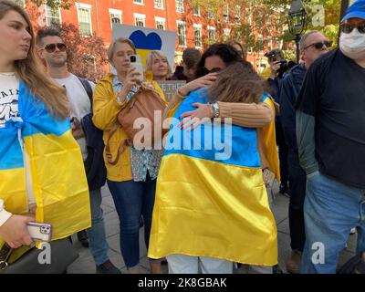 Ukrainisch-Amerikaner und ihre Anhänger versammeln sich am Samstag, dem 22. Oktober 2022, im Washington Square Park in New York, um gegen die russische Invasion in der Ukraine und den Einsatz iranischer „Kamikaze“-Drohnen durch Russland zu protestieren. (© Frances M. Roberts) Stockfoto