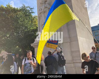 Ukrainisch-Amerikaner und ihre Anhänger versammeln sich am Samstag, dem 22. Oktober 2022, im Washington Square Park in New York, um gegen die russische Invasion in der Ukraine und den Einsatz iranischer „Kamikaze“-Drohnen durch Russland zu protestieren. (© Frances M. Roberts) Stockfoto