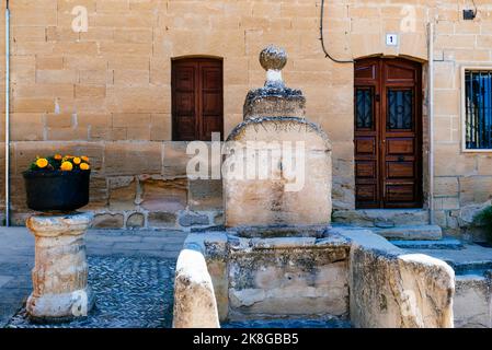 Alter öffentlicher Brunnen. Mittelalterliches Dorf in La Rja Alta. Sajazarra, La Rja, Spanien, Europa Stockfoto