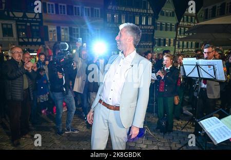 23. Oktober 2022, Baden-Württemberg, Tübingen: Boris Palmer, der alte und neue Oberbürgermeister von Tübingen, kommt nach seiner Wiederwahl auf den Marktplatz und erhält Herzlichen Glückwunsch. Boris Palmer wurde zum Oberbürgermeister von Tübingen wiedergewählt. Foto: Bernd Weißbrod/dpa Stockfoto