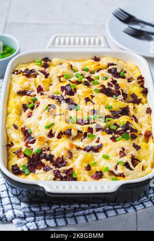 Gebackene Kartoffelpüree mit Speck und grünen Zwiebeln. Festliches Weihnachts- oder Thanksgiving-Gericht. Stockfoto