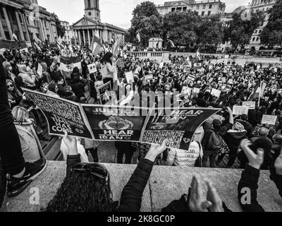 Schwarz-Weiß-Bild der iranischen Proteste auf dem Trafalgar Square nach dem Tod von Mahsa Amini im Iran. Stockfoto