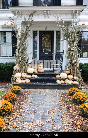 Herbstlicher Fußweg zu einem B&B in Woodstock, Vermont, VT USA, US New England Stockfoto