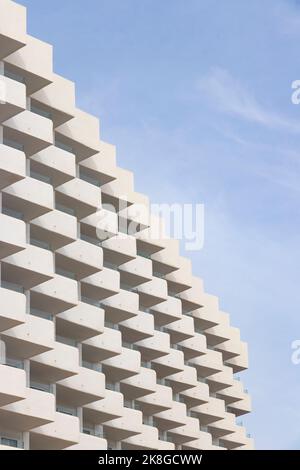 Abstrakte Wiederholung Zick-Zack-Muster von Hotelbalkonen in Can pastilla mallorca spanien Stockfoto