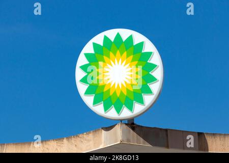 BP Tankstelle Roundel oder Logo Schild gegen blauen Himmel in Can pastilla mallorca spanien Stockfoto