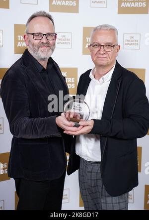 Jimmy Fay und Phillip Crawford wurden mit dem Excellence in Arts Education Award für das Lyric Theatre Belfast bei den UK Theatre Awards in der Guildhall in London ausgezeichnet. Bilddatum: Sonntag, 23. Oktober 2022. Stockfoto