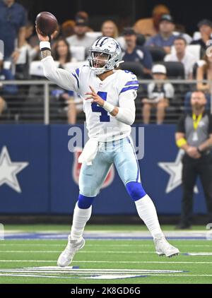 Arlington, Usa. 23. Oktober 2022. Dallas Cowboys Quarterback Dak Prescott wirft während ihres NFL-Spiels im AT&T Stadium in Arlington, Texas, am Sonntag, den 23. Oktober 2022, gegen die Detroit Lions. Foto von Ian Halperin/UPI Credit: UPI/Alamy Live News Stockfoto