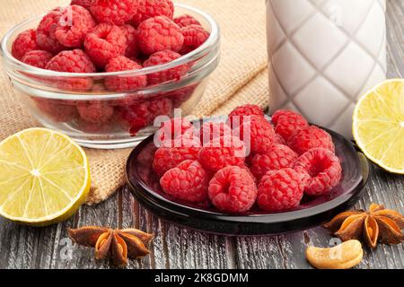 himbeer-Schale auf Holzhintergrund Stockfoto
