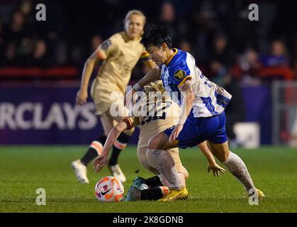 Lee Geum-min von Brighton und Hove Albion (rechts) kommt während des Barclays Women's Super League-Spiels im Broadfield Stadium, Crawley, von Chelsea's Erin Cuthbert weg. Bilddatum: Samstag, 22. Oktober 2022. Stockfoto