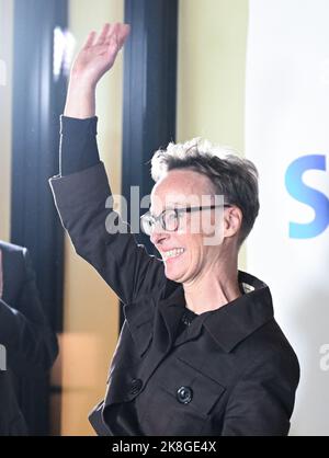 23. Oktober 2022, Baden-Württemberg, Tübingen: Sofie Geisel (SPD), eine der Verliererkandidaten bei der Wahl zum Tübinger Oberbürgermeister, steht nach Bekanntgabe des Wahlergebnisses auf dem Marktplatz. Foto: Bernd Weißbrod/dpa Stockfoto