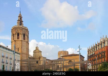 Panoramabild des Micalet-Turms neben der Kathedrale von Valencia von der renovierten Plaza de la Reina, von wo aus Sie die installierten Sonnenschirme sehen können Stockfoto