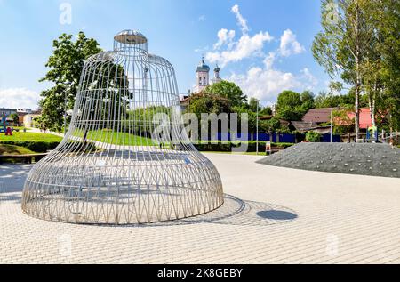 Valday, Russland - 6. August 2022: Durchbrochene Komposition in Form einer Glocke am Ufer des Valdai-Sees Stockfoto