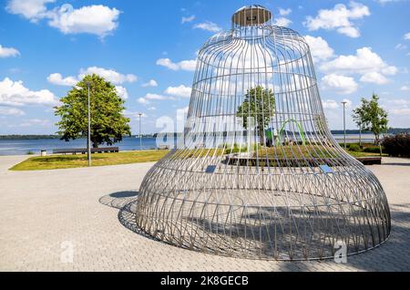 Valday, Russland - 6. August 2022: Durchbrochene Komposition in Form einer Glocke am Ufer des Valdai-Sees Stockfoto