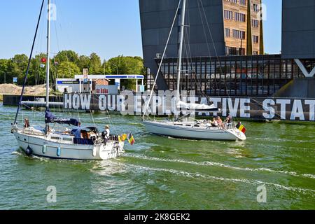 Middelburg, Niederlande - August 2022: Kleine Yachten segeln auf dem Kanal, der durch die Stadt Middelberg führt Stockfoto