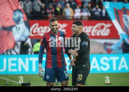 Buenos Aires, Argentinien. 22. Oktober 2022. Sebastian Torrico (L) und Nestor Ortigoza (R) bei einer emotionalen Hommage gesehen, die Meister der USA im Jahr 2014 mit San Lorenzo, sagte Auf Wiedersehen Fußball im Pedro Bidegain Stadion in Buenos Aires. Kredit: SOPA Images Limited/Alamy Live Nachrichten Stockfoto