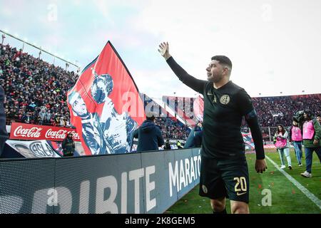 Buenos Aires, Argentinien. 22. Oktober 2022. Nestor Ortigoza winkt seinen Fans zu einer emotionalen Hommage, die Champions der USA im Jahr 2014 mit San Lorenzo, sagte Auf Wiedersehen zum Fußball im Pedro Bidegain Stadion in Buenos Aires. Kredit: SOPA Images Limited/Alamy Live Nachrichten Stockfoto