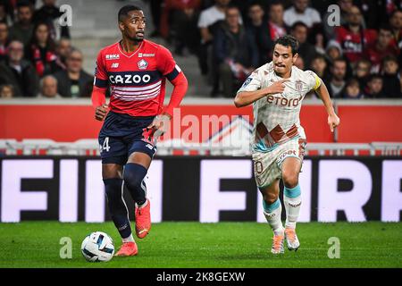 23. Oktober 2022, Villeneuve-d'Ascq, Frankreich, Frankreich: Alexsandro VICTOR DE SOUZA RIBEIRO von Lille und Wissam BEN YEDDERvon Monaco während des Ligue 1-Spiels zwischen Lille OSC (LOSC) und AS Monaco am 23. Oktober 2022 im Pierre Mauroy-Stadion in Villeneuve-d'Ascq bei Lille, Frankreich. (Bild: © Matthieu Mirville/ZUMA Press Wire) Stockfoto