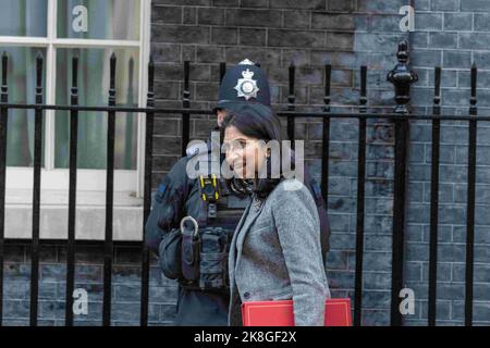 18. Oktober 2022, london, Vereinigtes Königreich: Suella Braverman, Innenministerin, trifft auf eine Kabinettssitzung in der Downing Street 10 in London ein. Minister treffen sich bei der Kabinettssitzung des Vereinigten Königreichs 10 in der Downing Street, London, Großbritannien (Foto: © Ian Davidson/SOPA Images via ZUMA Press Wire) Stockfoto
