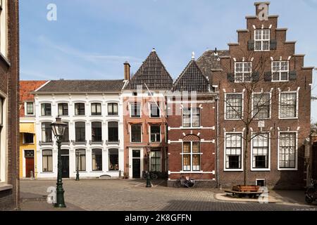 Kleine Straße mit historischen Häusern im Zentrum der niederländischen Studentenstadt Leiden. Stockfoto