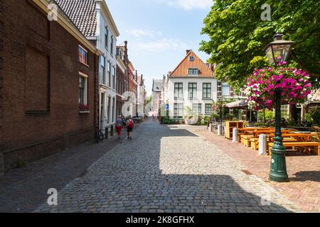 Stadtbild des alten historischen Zentrums der niederländischen Stadt Leiden. Stockfoto