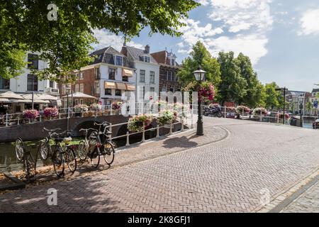 Blick auf das gemütliche Zentrum der niederländischen Studentenstadt Leiden mit wunderschönen alten Kanalhäusern entlang der Kanäle. Stockfoto