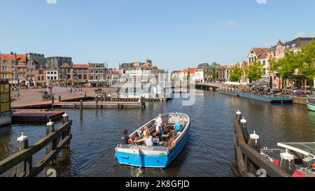 Segeln auf den Kanälen im Zentrum der niederländischen Studentenstadt Leiden. Stockfoto