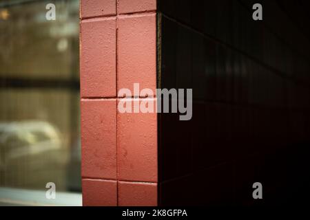 Fliesenwand. Gebäudewand. Architektur im Detail. Stockfoto