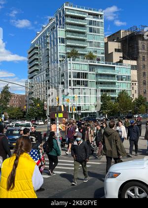 Geschäftiges Treiben auf dem Grand Army Plaza an einem Wochenende am Bauernmarkt in Brooklyn, New York. Richard Meiers Glasturm-Apartmentgebäude im Hintergrund. Stockfoto