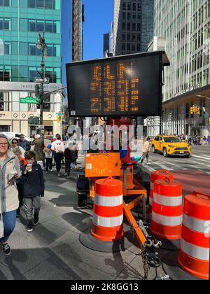 Jetzt muss New York City aufgrund einer Gesetzesänderung den Transport von verborgenen Waffen zulassen. Aber New York City hat das Mitführen von Waffen in bestimmten Gebieten verboten, wie mit diesem Schild für eine waffenfreie Zone in Midtown im Bereich des Times Square zu sehen ist. Stockfoto