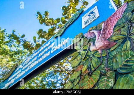 Detail von Torbogen bis J.N. „Ding“ Darling National Wildlife Refuge Visitor & Education Center vor dem heerischem Besuch auf Sanibel Island in Florida. Stockfoto