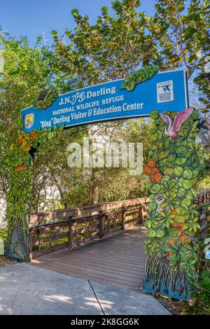 Eingang Torbogen zum J.N. „Ding“ Darling National Wildlife Refuge Visitor & Education Center vor dem heerischem Besuch auf Sanibel Island in Florida. Stockfoto