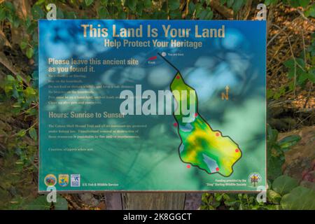 Heritage Protection-Schild auf dem Calusa Shell Mound Trail am Darling National Wildlife Refuge vor dem US-amerikanischen Vorwund Ian auf Sanibel Island in Florida. Stockfoto