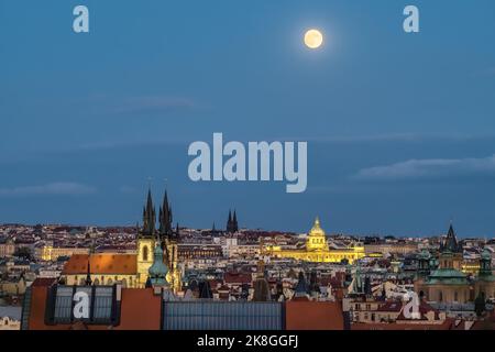 Blick auf die Prager Skyline von der Dachterrasse bei Vollmond in der Tschechischen Republik Stockfoto