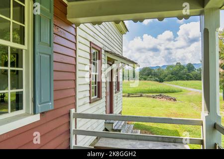 Blick auf die Berge von der Veranda von Fort Defiance, dem historic18.. Jahrhundert Haus von General William Lenoir in Lenoir, North Carolina. Stockfoto