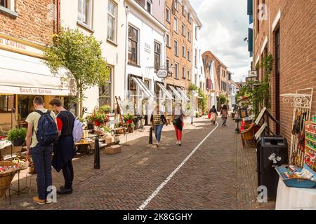 Gemütliche, schmale Einkaufsstraße im Zentrum von Deventer in den Niederlanden. Stockfoto