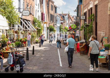 Eine gemütliche, schmale Einkaufsstraße im Zentrum von Deventer in den Niederlanden. Stockfoto