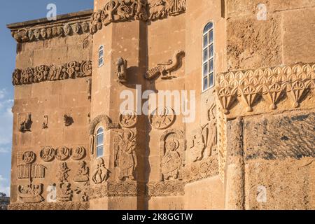 Fassade der Kathedrale des Heiligen Kreuzes auf der Akdamar Insel am Van See in der Türkei Stockfoto