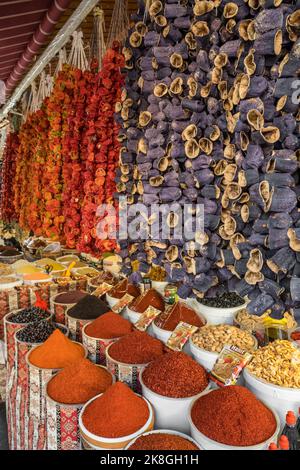 Gewürze und getrocknetes Gemüse auf einem traditionellen türkischen Lebensmittelmarkt in Gaziantep, Türkei Stockfoto