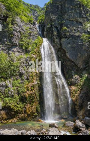 Schöner Theth Wasserfall in der Nähe von Theth Dorf in albanischen alpen Berge Stockfoto