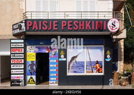 Geschäft von Paisje Peshkimi, Angelausrüstung, Saranda, Republik Albanien Stockfoto