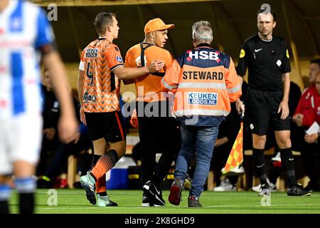 VOLENDAM - Ein Mann tritt während des niederländischen Eredivisie-Spiels zwischen dem FC Volendam und dem sc Heerenveen am 23. Oktober 2022 im Kras-Stadion in Volendam, Niederlande, auf das Feld. ANP GERRIT VAN COLOGNE Stockfoto