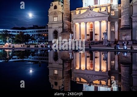 Karlskirche in Wien (Karlskirche in Wien) zur blauen Stunde Stockfoto