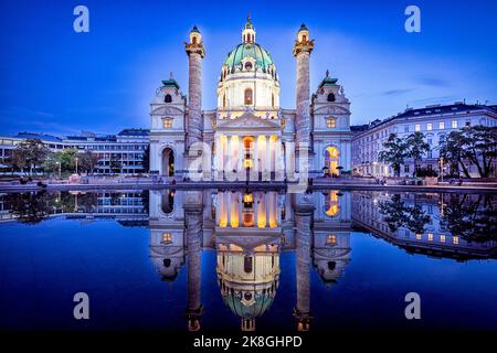 Karlskirche in Wien (Karlskirche in Wien) zur blauen Stunde Stockfoto