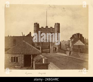 Lynn, Norfolk. Reverend John Richardson Major. 1854–1856. Ein Albumin-Silberdruck des Gebiets um die mittelalterlichen Südtore am südlichen Eingang der Stadt King's Lynn in Norfolk. Stockfoto