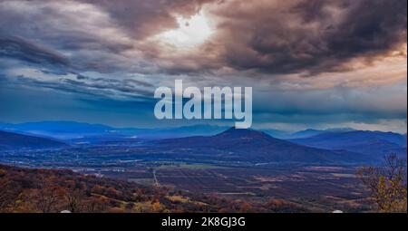 Bergtal vor Sonnenaufgang Stockfoto