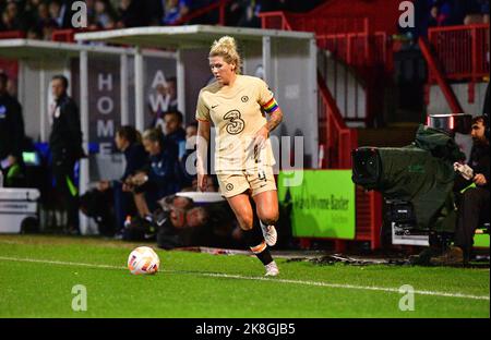 Crawley, Großbritannien. 23. Oktober 2022. Millie Bright aus Chelsea während des FA Women's Super League-Spiels zwischen Brighton & Hove Albion Women und Chelsea LFC im People's Pension Stadium am 23. 2022. Oktober in Crawley, Großbritannien. (Foto von Jeff Mood/phcimages.com) Quelle: PHC Images/Alamy Live News Stockfoto