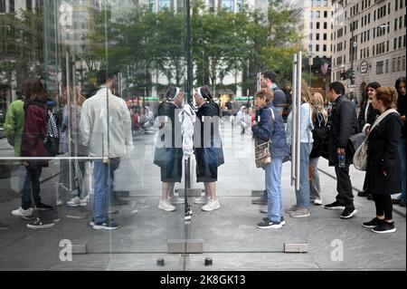 New York, USA. 23. Oktober 2022. Menschen warten in der Schlange, um das Apple Fifth Avenue-Einzelhandelsgeschäft, New York, NY, 23. Oktober 2022 zu betreten. (Foto von Anthony Behar/Sipa USA) Quelle: SIPA USA/Alamy Live News Stockfoto