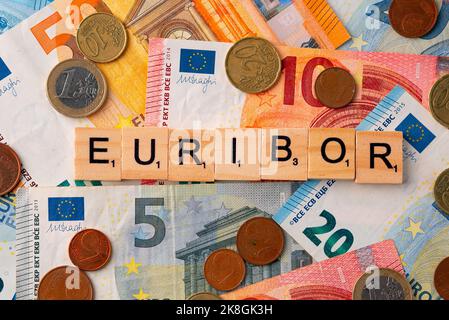 Wort EURIBOR ist in Holzbuchstaben auf dem Hintergrund von Euro-Banknoten und Münzen geschrieben. Kopieren Einfügen. Stockfoto