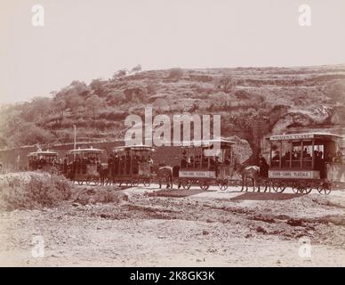 Vintage Schwarz-Weiß-Fotografie eines Maultierzuges, der amerikanische Touristen in Mexiko transportiert, Old Mexico1898, Mayo & Weed Fotografen Stockfoto